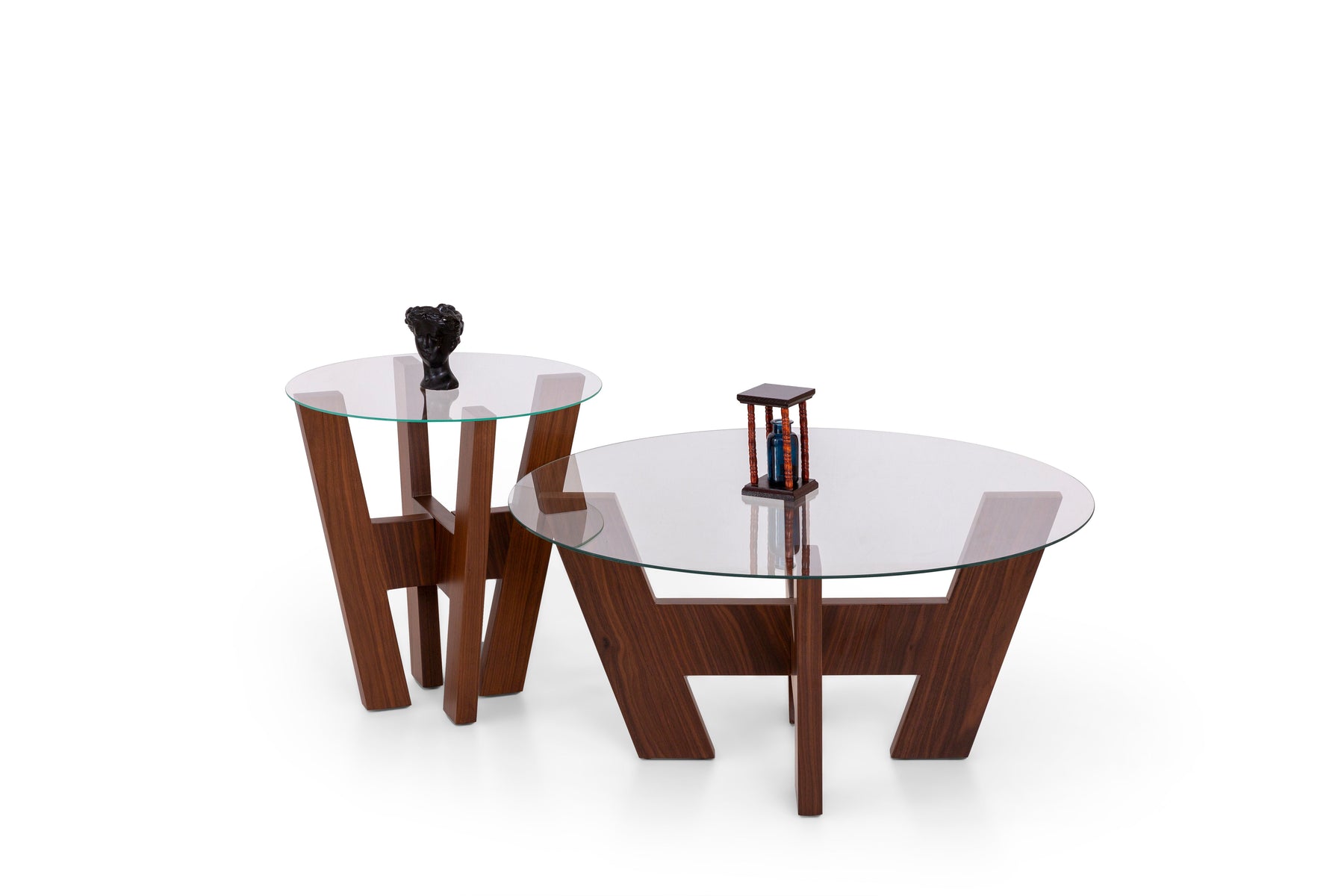 Warm coffee table set by Netline Interiors